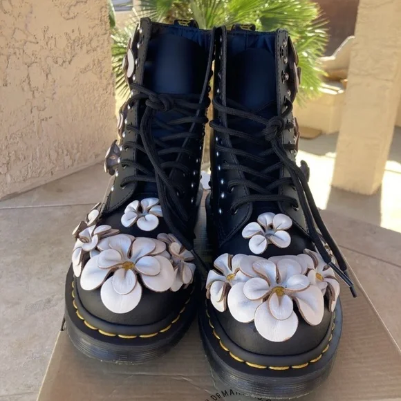 Dr. Martens Women's 1460 Pascal LIMITED EDITION 3D Flowers US 7 RARE & Unique!! - Picture 8 of 12